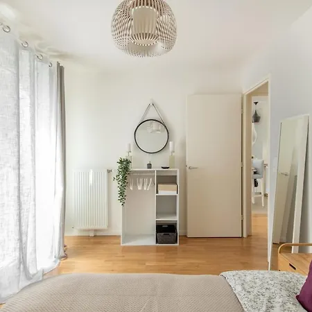 2-bedroom - - Near Paris *